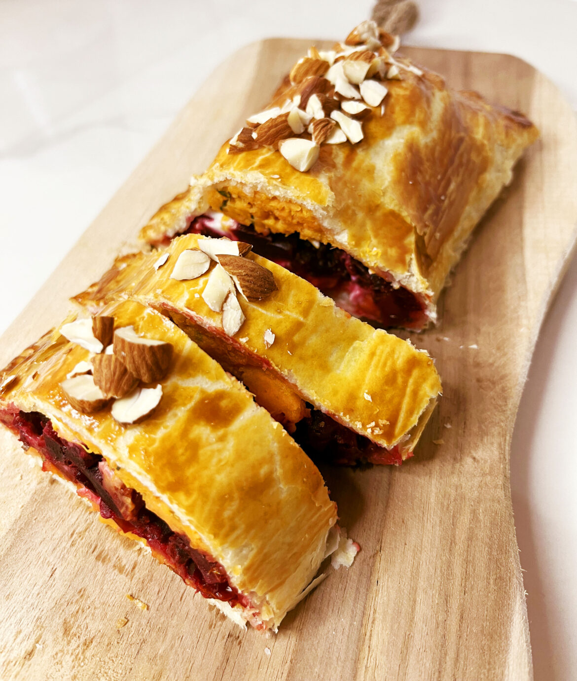 Vega wellington met zoete aardappel, rode biet en geitenkaas vega wellington met zoete aardappel