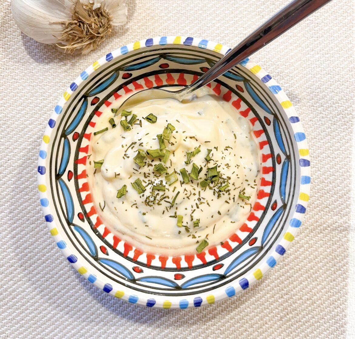 Zelfgemaakte romige knoflooksaus