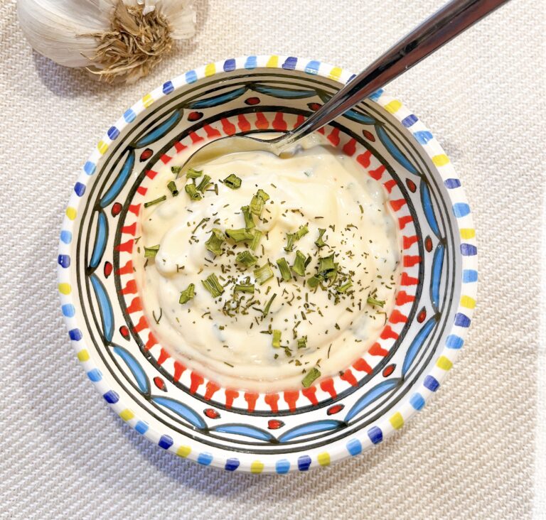 Zelfgemaakte romige knoflooksaus