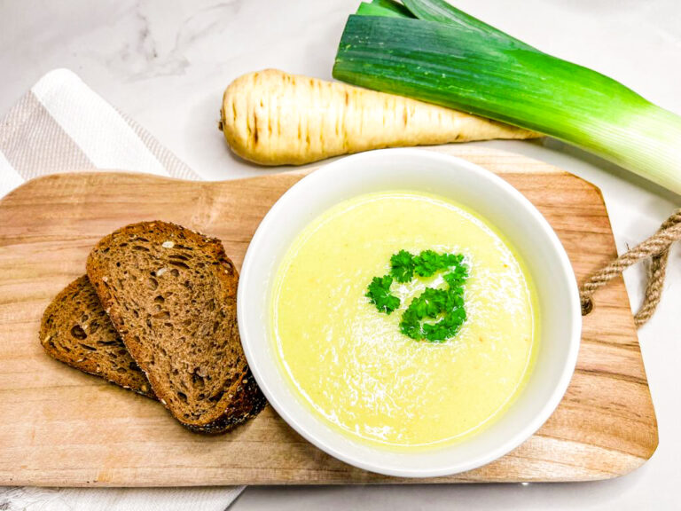 Pastinaaksoep met appel en kerrie