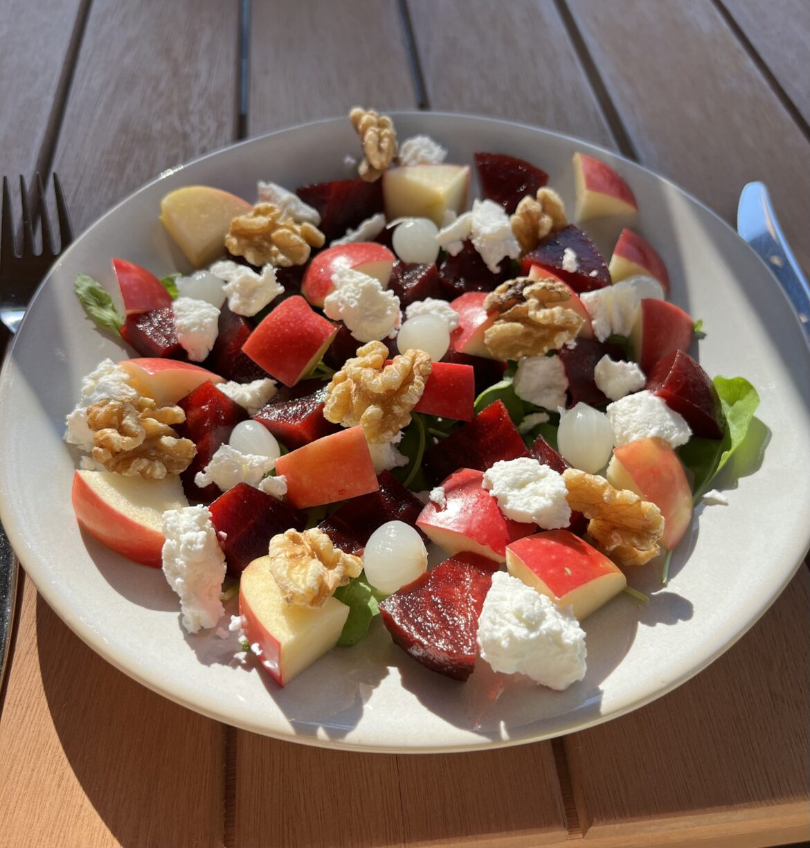 Gezonde bietensalade met geitenkaas en walnoten